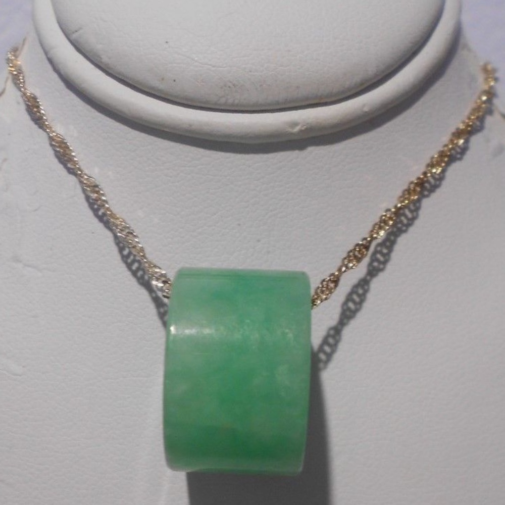 apple green barrel / silver chain or jade ring